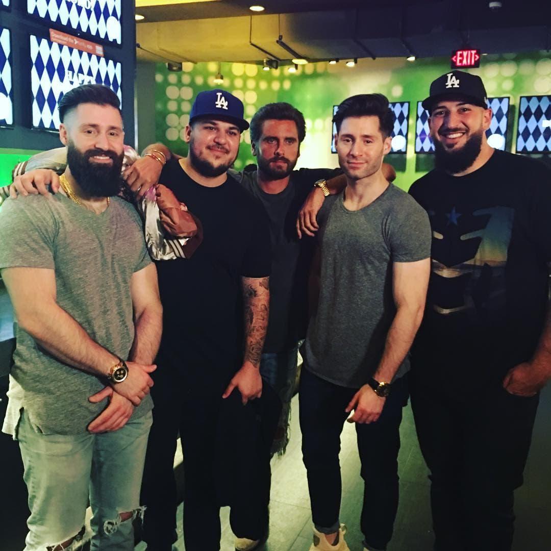 Scott Disick no podía faltar a la fiesta de su Kardashian favorita.