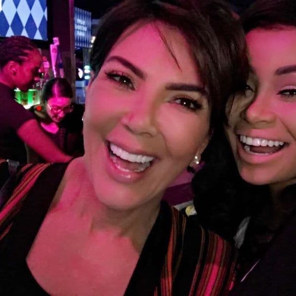 Hasta posó junto a su suegra Kris Jenner.