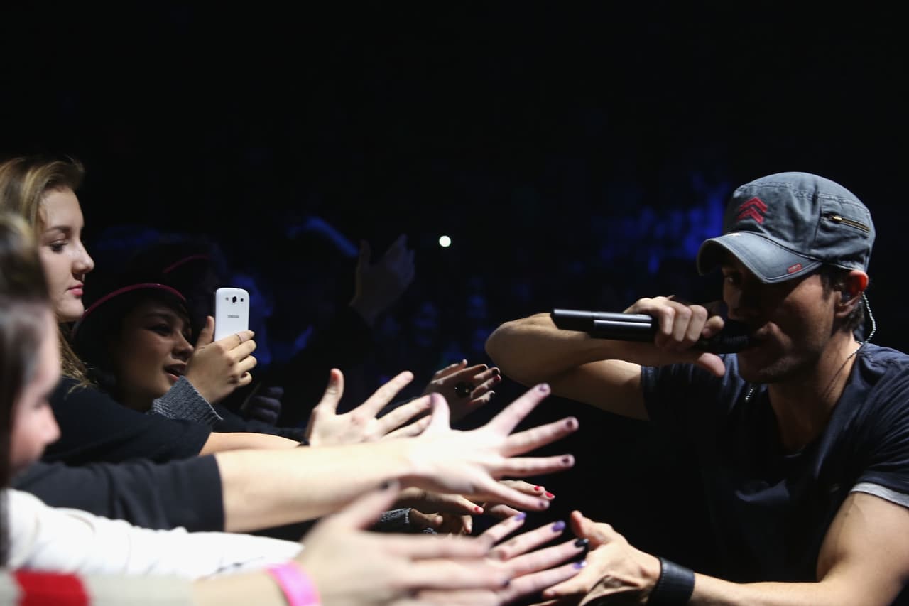 Y con actitud amigable, no deja de estrechar la mano de sus fanáticas.