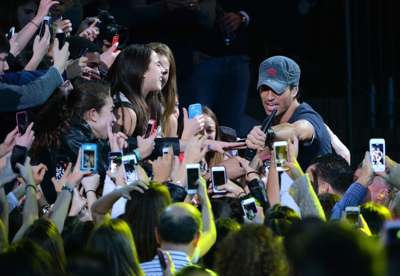 Besos, abrazos y selfies es tan sólo parte de lo que ocurre en sus shows.