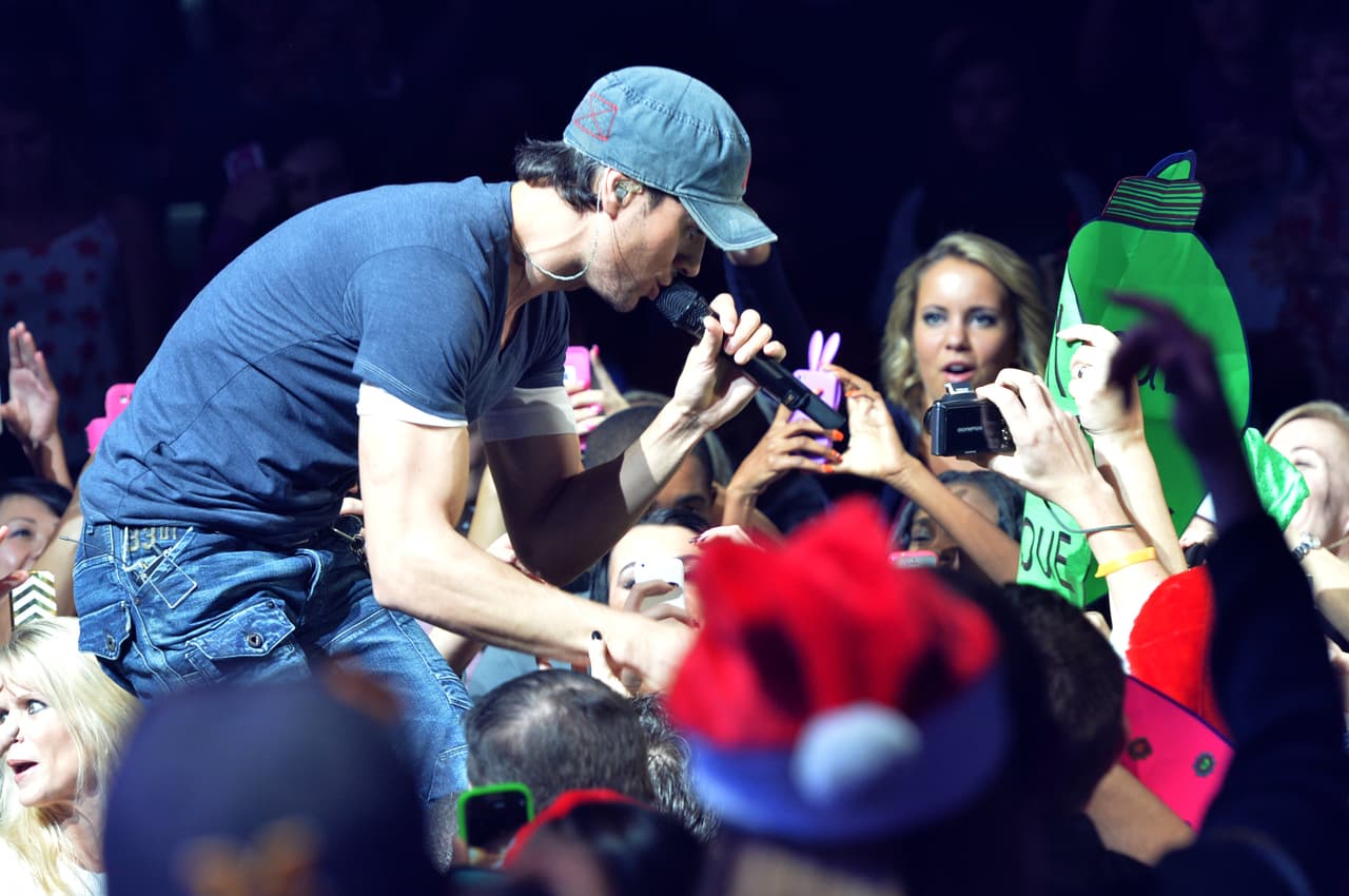 ¿Tomará medidas después de esto? Lo cierto es que a él le encanta consentir a sus fans y en sus shows no se pone límites.