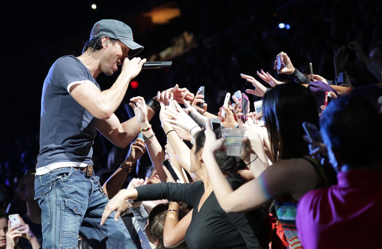 "Los jóvenes se emborrachan y se comportan de forma indecente. Algunas mujeres, bajo la influencia del alcohol, lanzaron sus sujetadores a los artistas o se subieron al escenario para besarlo", agregó a sus tajantes declaraciones.