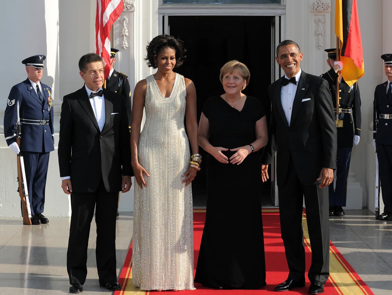 En 2011, cuando los jefes de Estado más importantes del mundo empezaron a visitar la Casa Blanca, Michelle Obama se encargó de homenajear a sus invitados usando lo mejor de la moda local. Para esta cena de con la canciller alemana Angela Merkel, la Primera Dama eligió un vestido crema diseñado por el indio-americano, Naeem Khan, uno de sus más fieles cómplices de armario.