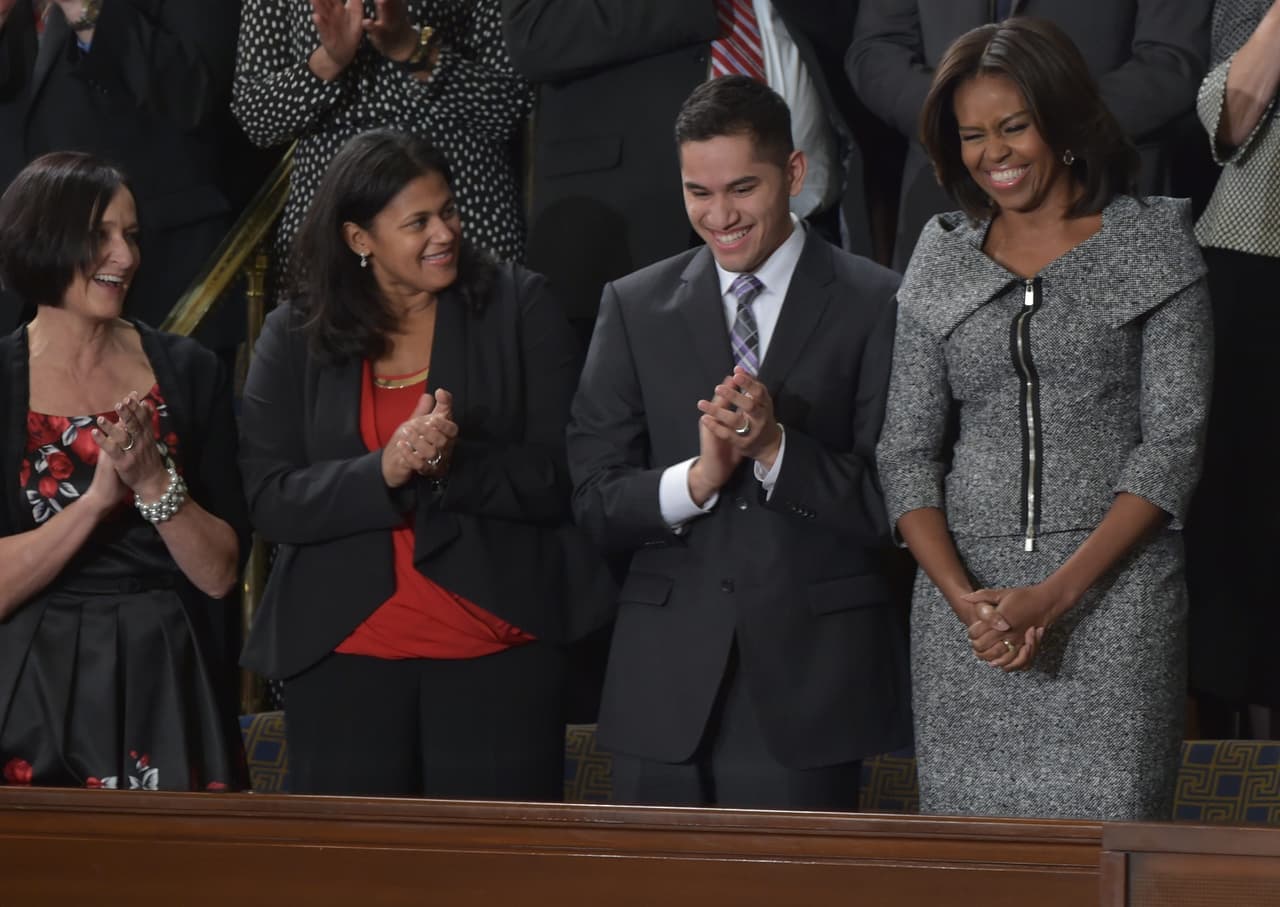 Mostrándose conservadora, quizás más que en ningún otro discurso del Estado de la Unión, el 2015 tuvo su comienzo estilístico de la mano de un austero traje tipo sastre de Michael Kors de cuello bandeja y cremallera visible.