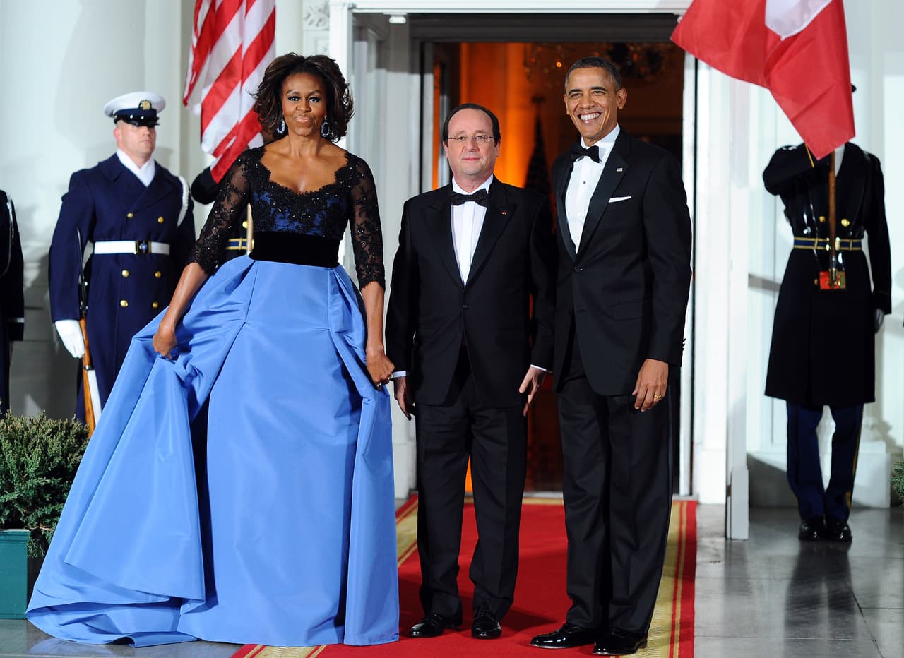 Una vez más demostrando su habilidad para celebrar con sus colores al presidente invitado, en la cena de Estado ofrecida en febrero de 2014 al presidente francés François Hollande, Michelle Obama eligió un vestido azul cielo de la casa Carolina Herrera. Esa mezcla con encaje negro en el top y las mangas largas marcaron una verdadera declaración de estilo ese año.
