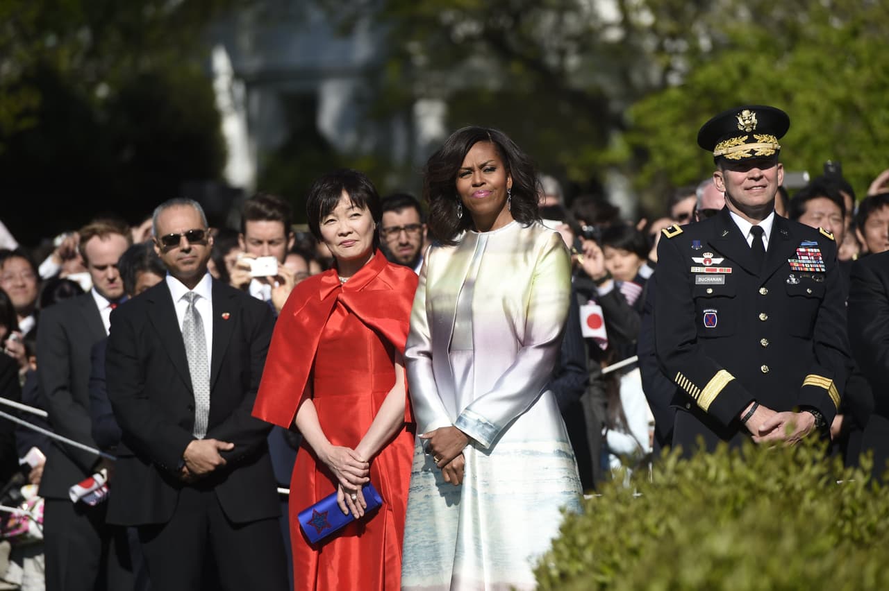 Usando tonos pasteles y en degradé, una verdadera rareza en su armario, Michelle Obama eligió un estructurado vestido diseñado por Monique Lhuillier, para darle la bienvenida al Primer Ministro Japonés a Washington.