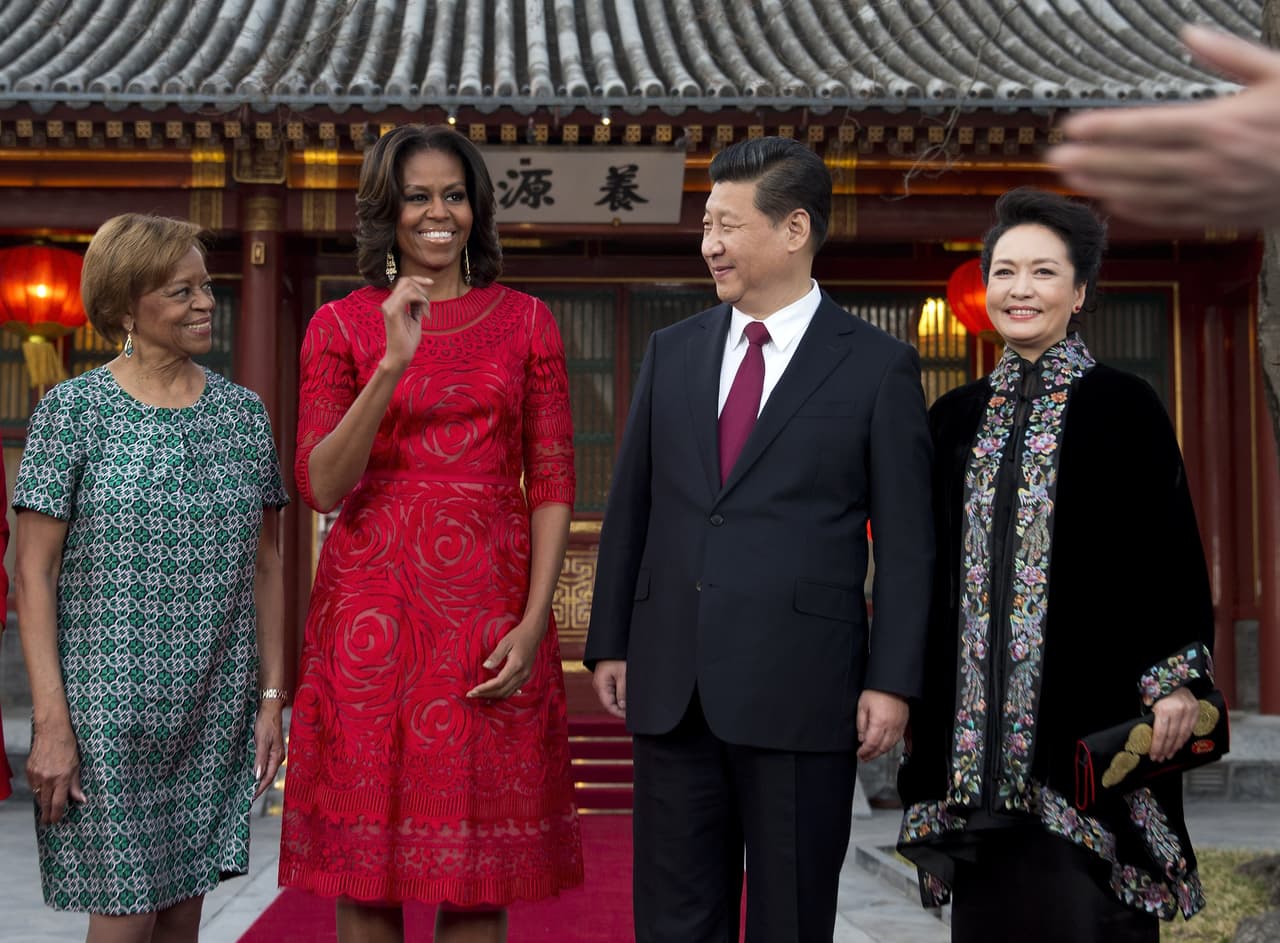 En su viaje a China en 2014, acompañada de su madre, Michelle Obama volvió a echar mano de la exuberancia de los trajes de Naeem Khan usando un vestido rojo cuya riqueza estaba en los bordados y encajes.