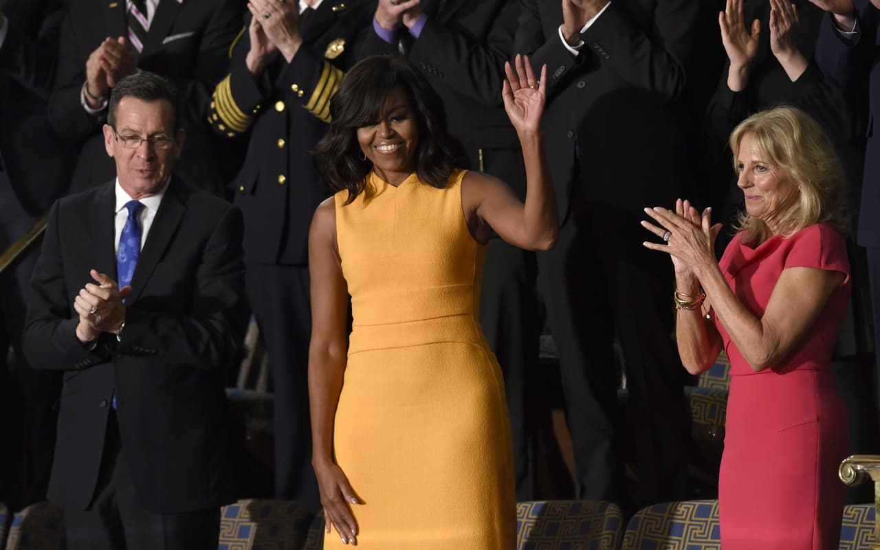 El diseñador de origen cubano Narciso Rodríguez ha sido otro de los acompañantes fieles de Michelle Obama en esta aventura estilística de 8 años. Para el discurso del Estado de la Unión a principio de 2016, Michelle Obama eligió un vestido mostaza que le valió la declaración del "vestido del optimismo".