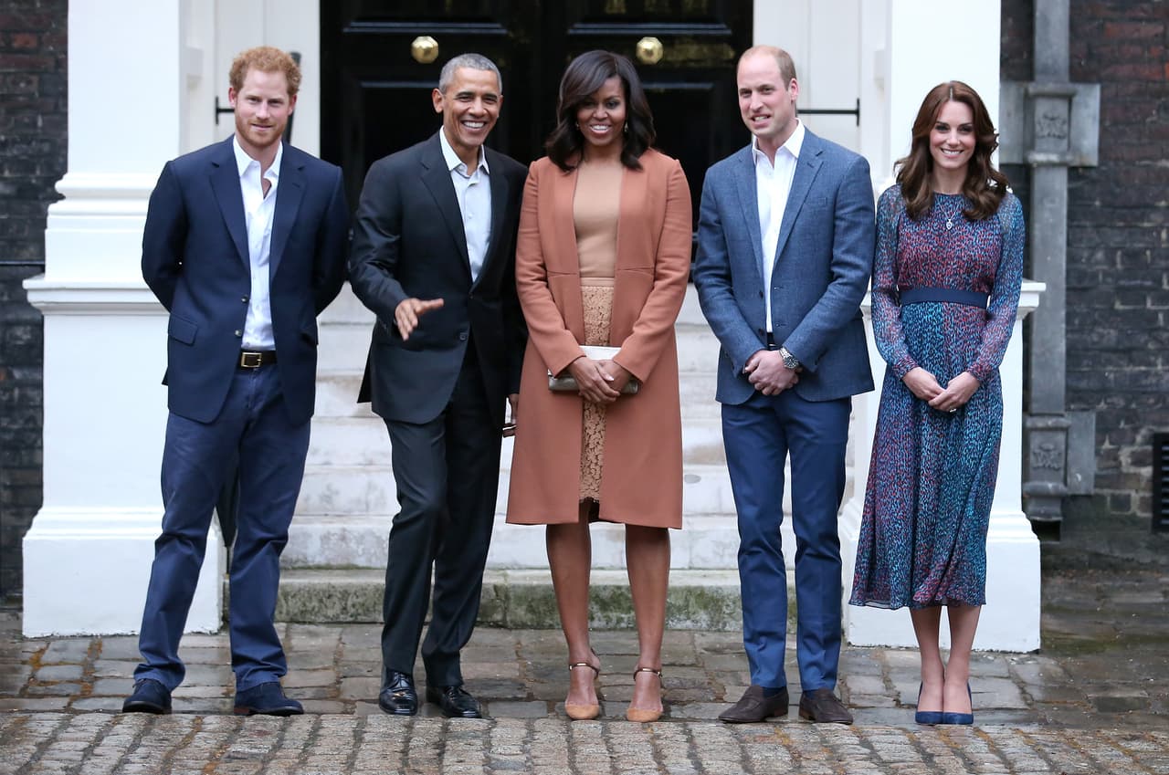 A tono con las tendencias del momento, para el viaje de Michelle Obama al Kensington Palace en abril su apuesta fue por un traje monocromático de colores en bloque que mezclaba materiales. Los tonos rosados terracota y zapatos 'nude' dejaron claro su capacidad de riesgo y una vez más demostraron esa habilidad envidiable de impactar y lucir elegante sin tener que esforzarse mucho.