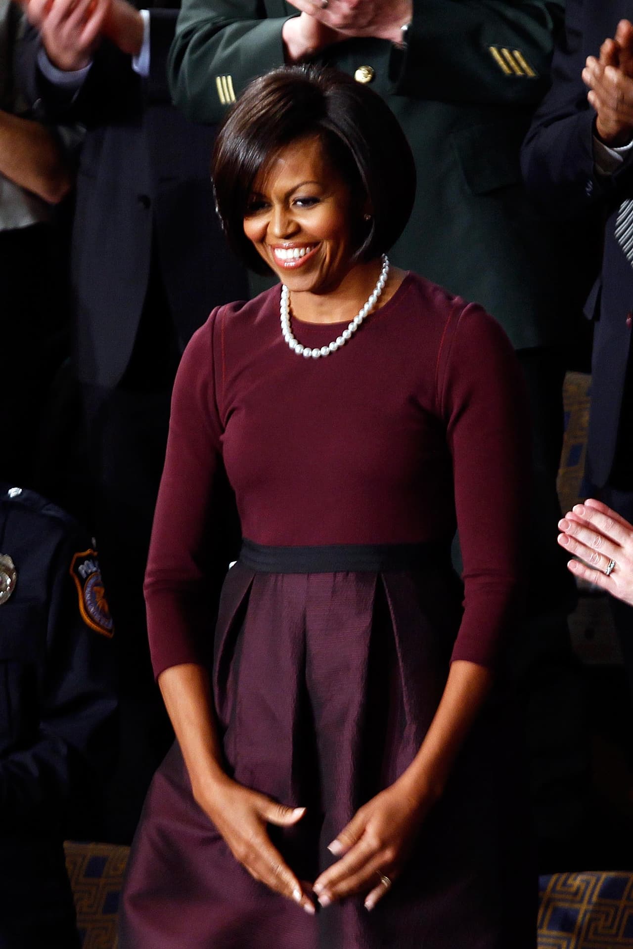 Para su primera aparición en el emblemático discurso del Estado de la Unión (SOTU), en 2010, Michelle se mostró cauta y conservadora con su vestido borgoña diseñado por Isaac Mizrahi e hizo alarde de una de las tendencias que, al principio, definiría su clóset: los colores en bloque y las perlas.