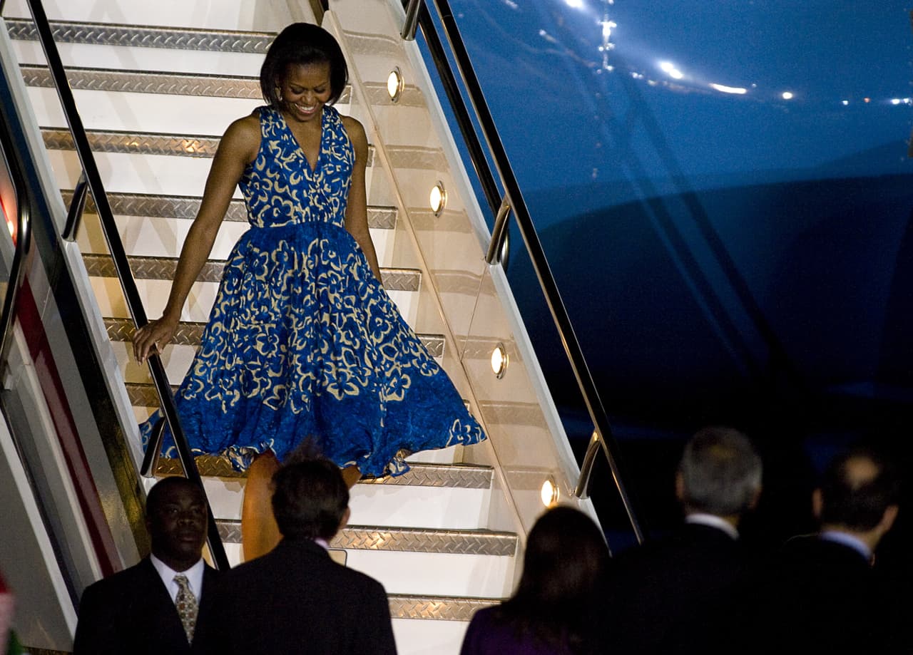Las escaleras de los aviones se fueron convirtiendo en las mejores pasarelas para Michelle Obama, una vez que con sus apuestas de viaje terminaba siempre sorprendiendo e inspirando a las fashionistas que empezaron a buscar desesperadas en las tiendas 'online' el vestido de turno de la Primera Dama. Así ocurrió con el vestido floral, tipo años 50, de la diseñadora Tracy Reese, que Michelle usó para el recital de su hija Sasha en Maryland.