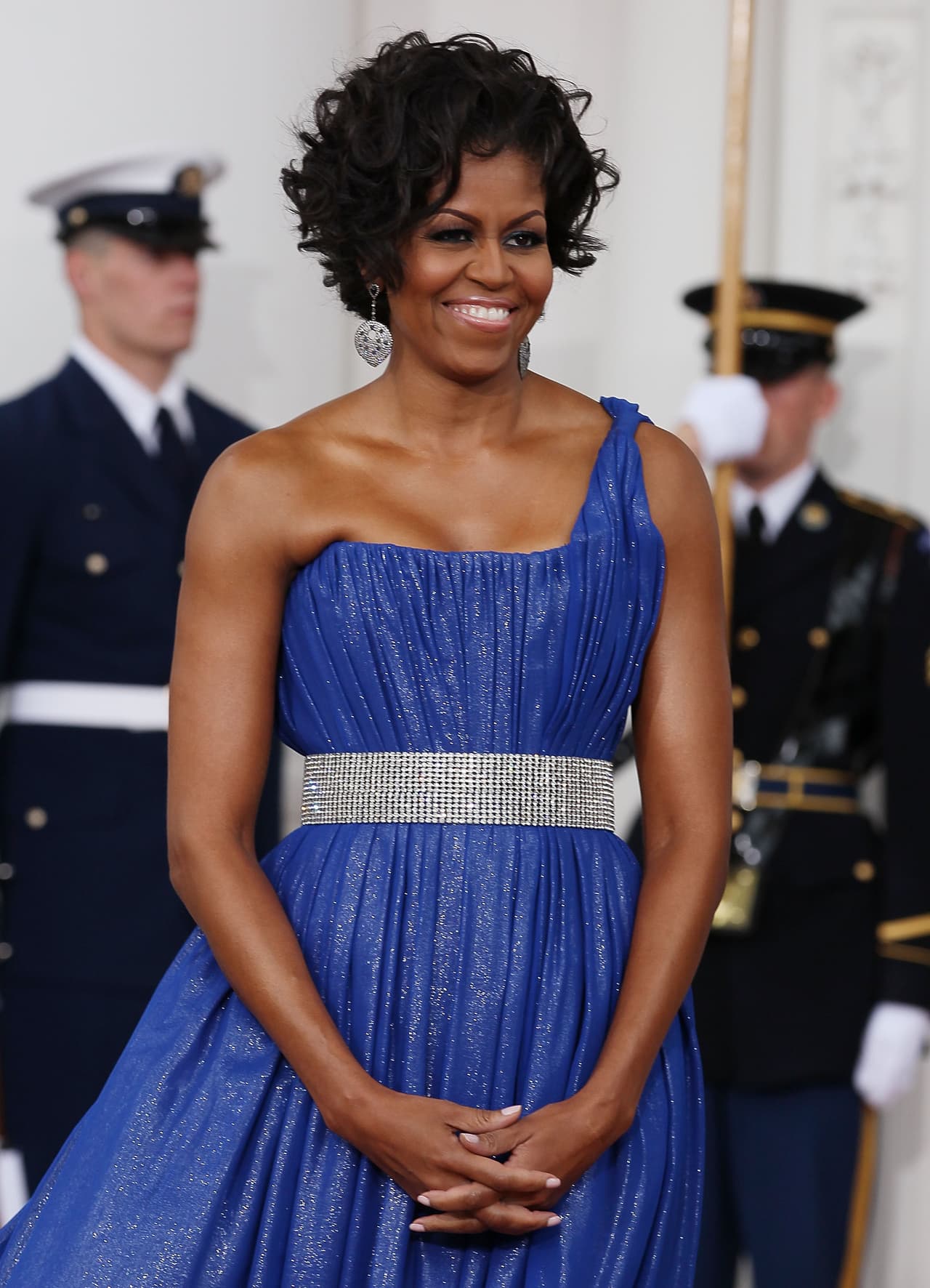 Uno de los momentos más esperados en el guardarropa de una Primera Dama de EEUU es su primera Cena de Estado y en mayo de 2010 Michelle Obama decidió hacer una verdadera declaración. Lejos de lo esperado, alardeó de sus torneados brazos con un vestido de un solo hombro en chiffón azul drapeado de Peter Soronen. No era difícil intuir desde esos primeros días que quería hacer de su vestir una manera de inspirar a todas las mujeres estadounidenses.