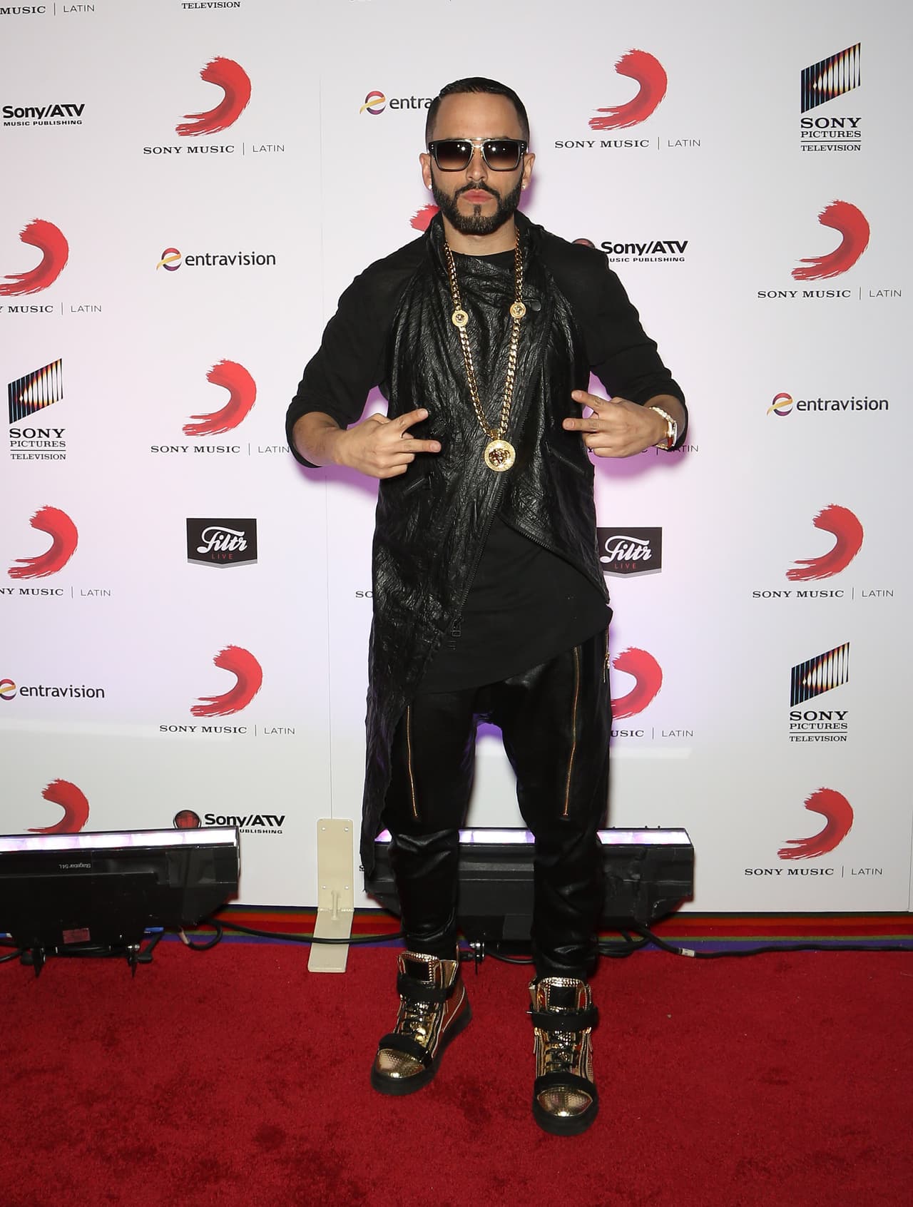Sabemos que los reggaetoneros tienen su código de vestimenta, ¿pero hasta en las alfombras rojas lo tienen que llevar? Cuando hemos visto a Wisin con ropa casual, nos ha ¡fascinado!