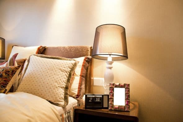 Detalles de color. Una vez que se hayan puesto de acuerdo con respecto al color protagonista, cada uno puede sumar detalles (como almohadones o una manta) en sus tonos preferidos, para no sacrificar del todo el estilo personal.