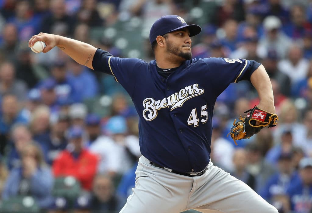 El abridor Jhoulys Chacín tiró 5.2 innings en los que permitió un hit (jonrón), una carrera, ponchó a tres y caminó a dos. Se fue sin decisión. Corey Knebel como relevo se anotó el triunfo.