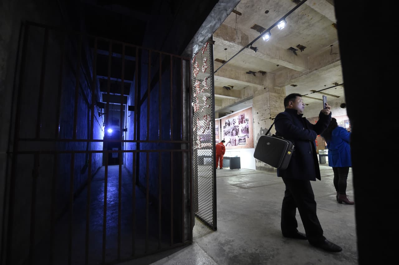"Dormíamos varios en una gran cama, sobre colchones de paja", recuerda el veterano Chen Hauiwen. "En verano, era un horno. No conseguíamos dormirnos antes de la una de la madrugada". La alimentación era frugal: maíz, arroz, judías y solo dos comidas a base de carne a la semana. "Y, con el polvo, muchos contrajeron enfermedades pulmonares. Sin contar el gas tóxico de los explosivos, el humo de las máquinas y la atmósfera pestilente", afirmó. En la imagen, un turista toma fotografías en uno de los espacios reservados para las visitas.