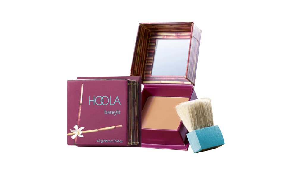 16. HOOLA, 
<a href="https://www.benefitcosmetics.com/us/en">Benefit</a>, Sephora, $29 dólares | Este polvo bronceador es el favorito de muchas por que además de que se ve muy natural gracias a su tamaño es perfecto para traerlo en la bolsa. También existe la presentación en crema.
<br>
