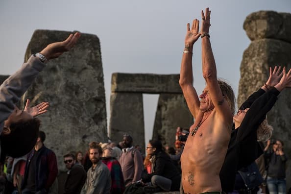 En Stonehenge, en el sur de Inglaterra, la celebración pagana del solsticio del verano (día más largo del año) consistió en una sesión de yoga durante el amanecer. Algunos expertos 
<a href="https://www.yogajournal.com/practice/finding-the-best-time-to-practice">opinan</a> que la mejor hora para practicar esta disciplina es justo después de despertar, o antes de acostarse.