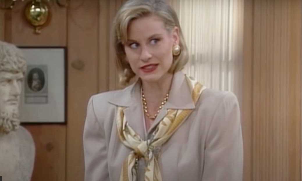 <b>Lauren Lane</b>
<br>La señorita Babcock, la mujer talentosa y exitosa que estuvo enamorada de Maxwell durante casi toda la serie, fue uno de los personajes más queridos de la serie, sobre todo por sus rutinas cómicas con Niles, el mayordomo de la familia Sheffield.
<br>