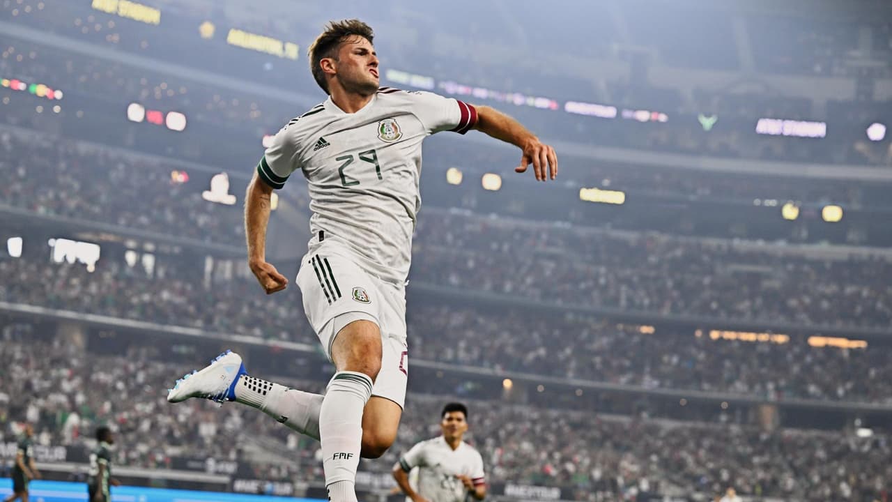 Es un 'todoterreno': Santi Giménez irá con el Tricolor a Surinam