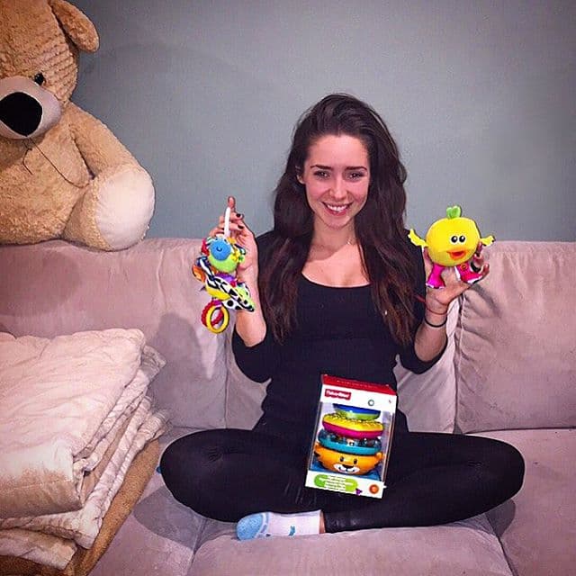 Ahora vemos a la guapa Ariadne presumir su pancita y los primeros juguetes de su niño. ¡Felicidades!