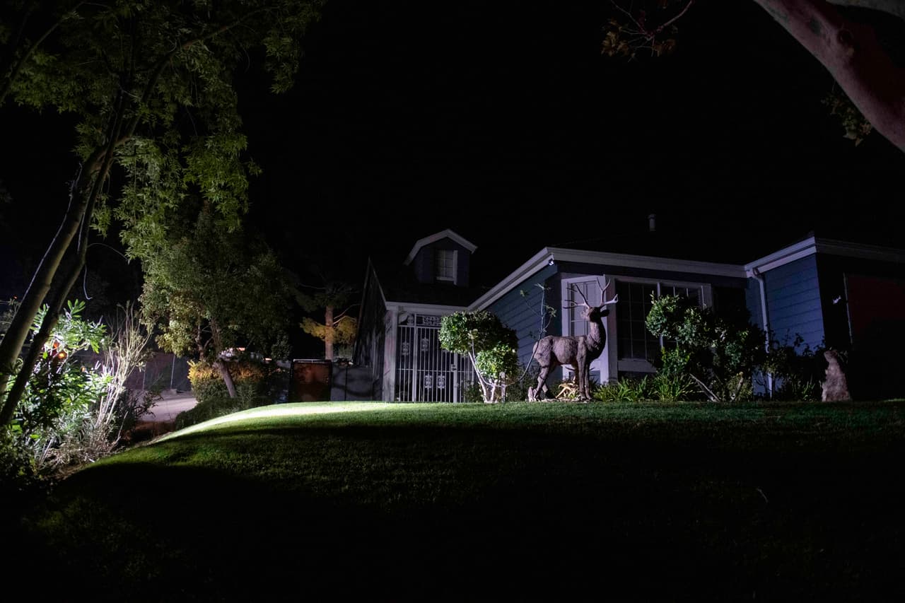 Una casa sin electricidad a causa del incendio Tik, en Santa Clarita. Las compañías proveedoras de energía aún tienen programados cortes de energía en al menos 200,000 hogares para este viernes.