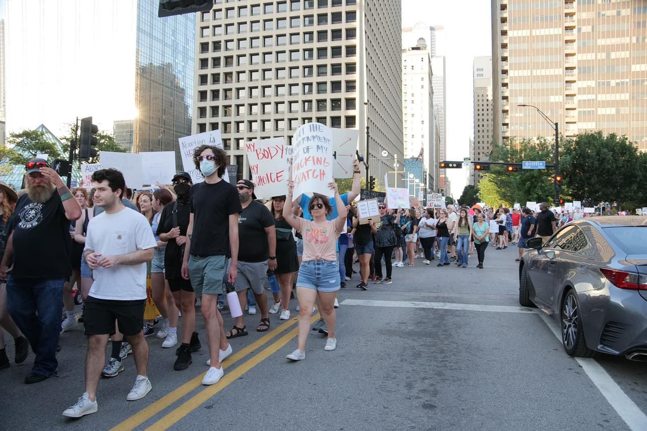 Tras la anulación de la sentencia 
<b><a href="https://www.univision.com/noticias/politica/en-vivo-corte-suprema-revierte-base-de-derecho-al-aborto-en-eeuu-roe-v-wade" target="_blank">Roe vs. Wade,</a></b> decisión que tomó la Corte Suprema de EEUU, manifestantes proaborto tomaron las calles de Dallas y Fort Worth. Las primeras protestas comenzaron el viernes 24 de junio, unas horas después de que se diera a conocer el nuevo fallo que tumbó el precedente de cinco décadas para dar base legal al aborto a nivel federal.