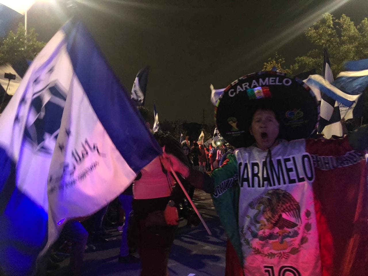 La afición de Rayados muestra confianza en su equipo y llega al Estadio con banderas, cánticos y bengalas.