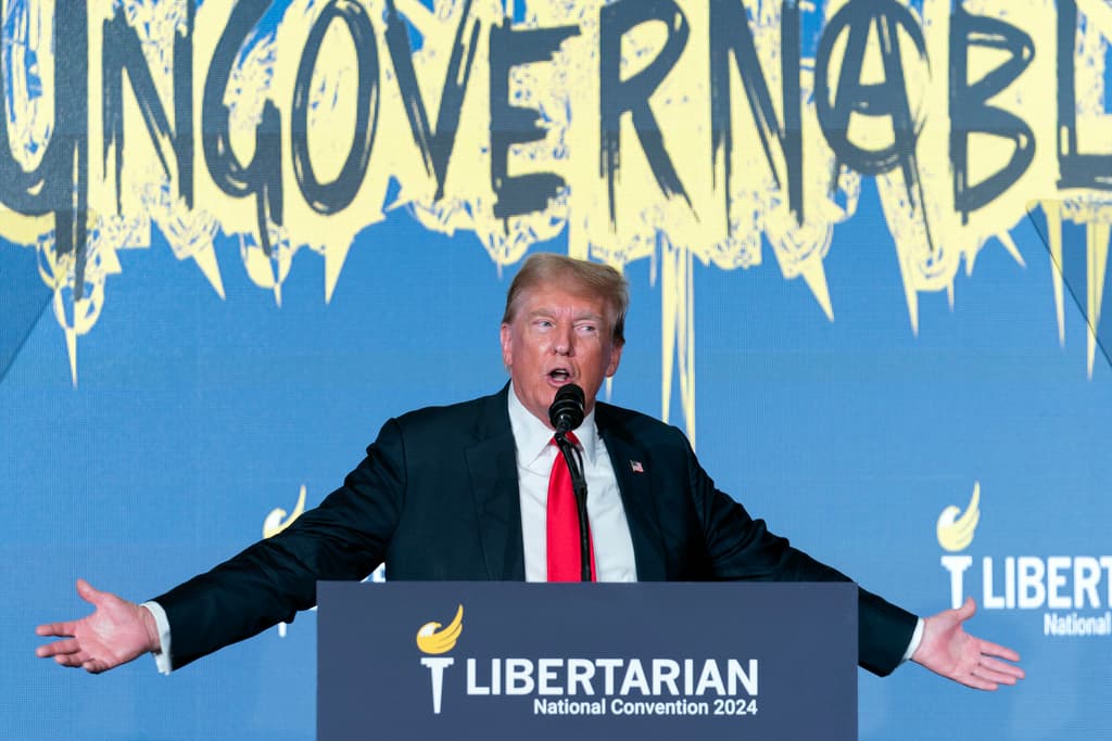 Trump va a buscar votos entre los libertarios y lo reciben con abucheos 