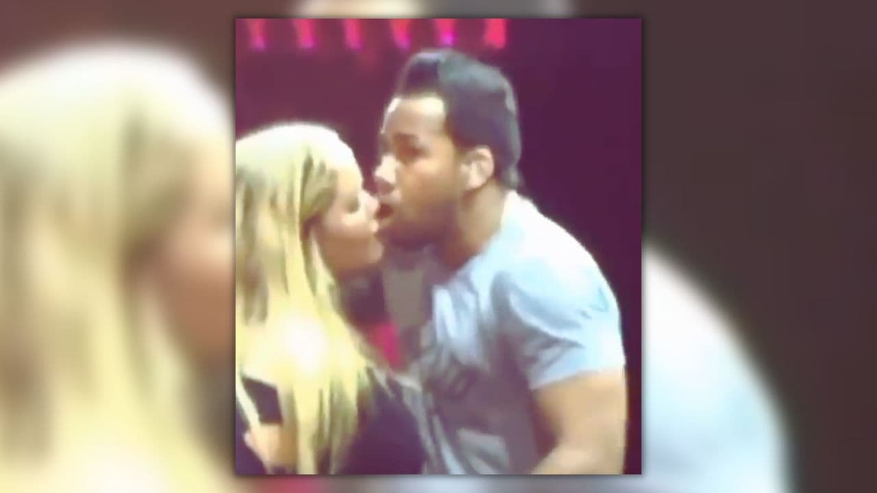 <h3 class="cms-H3-H3">Romeo Santos</h3>
<br>
<br>En sus conciertos, Romeo Santos invita a algunas fans para interpretar sus canciones y generalmente es el quien les roba besos a sus seguidoras, pero esta vez la admiradora del ‘Rey de la Bachata’ se llevó las miradas en el show cuando comenzó a besarlo apasionadamente y lo mordió. 
<a href="https://www.univision.com/musica/romeo-santos-lanzara-nuevo-album-de-bachata" target="_blank">Romeo Santos</a> quedó en shock ya que no se esperaba que su fanática fuera ardiente beso. No se conoce la fecha, ni el lugar en qué sucedió este icónico momento, pero se especula fue en 2010.