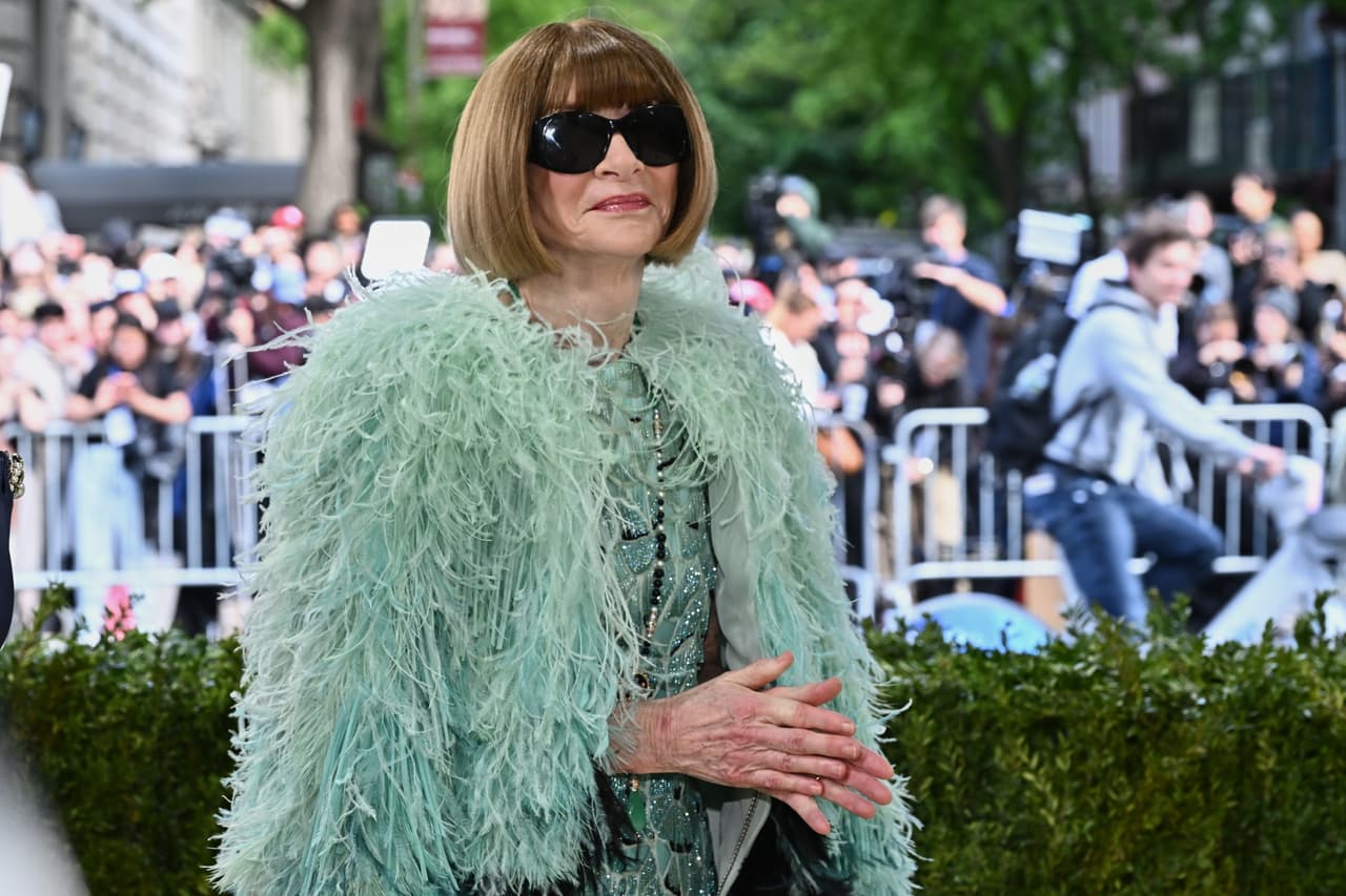 Anna Wintour optó por un conjunto en tono menta, no el cerúleo azul de moda de la primera película de 'El Diablo Viste a la Moda'.