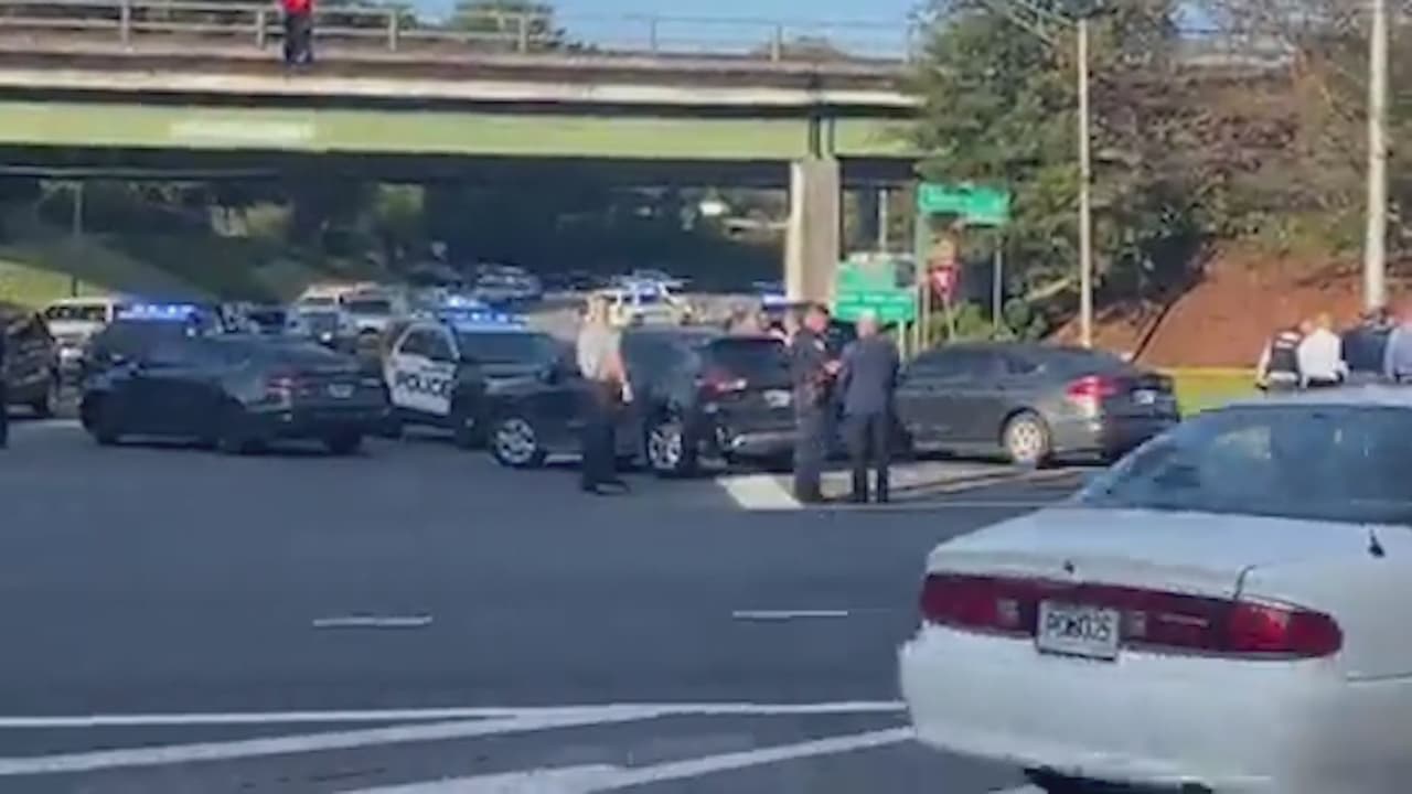 Hombre acusado de intentar secuestrar a una mujer con arco y flecha es baleado por la policía