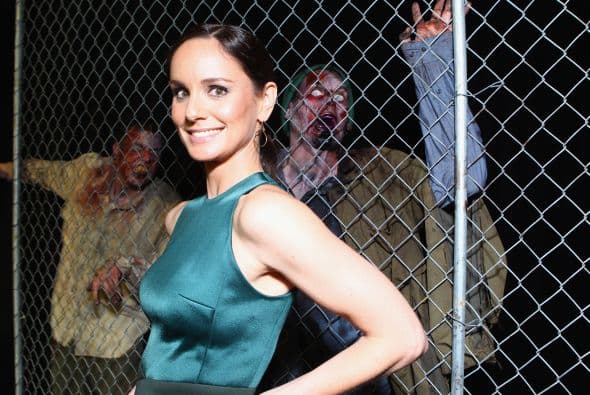 Sarah con unos juguetones zombis al fondo. Mira aquí los videos más chismosos.