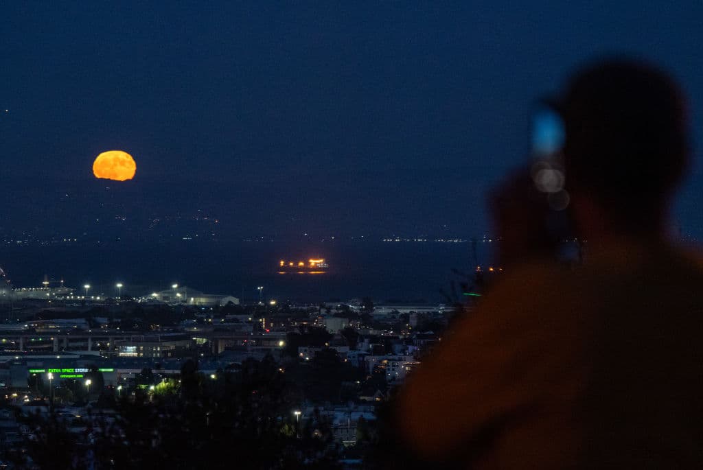 A esta
<b>superluna azul </b>también se le conoce como
<b>una luna de esturión</b>. Su nombre surge del pez que se encuentra en los Grandes Lagos en esta época del año.