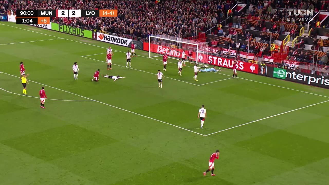 ¡TIRO ATAJADO! disparo por Bruno Fernandes.