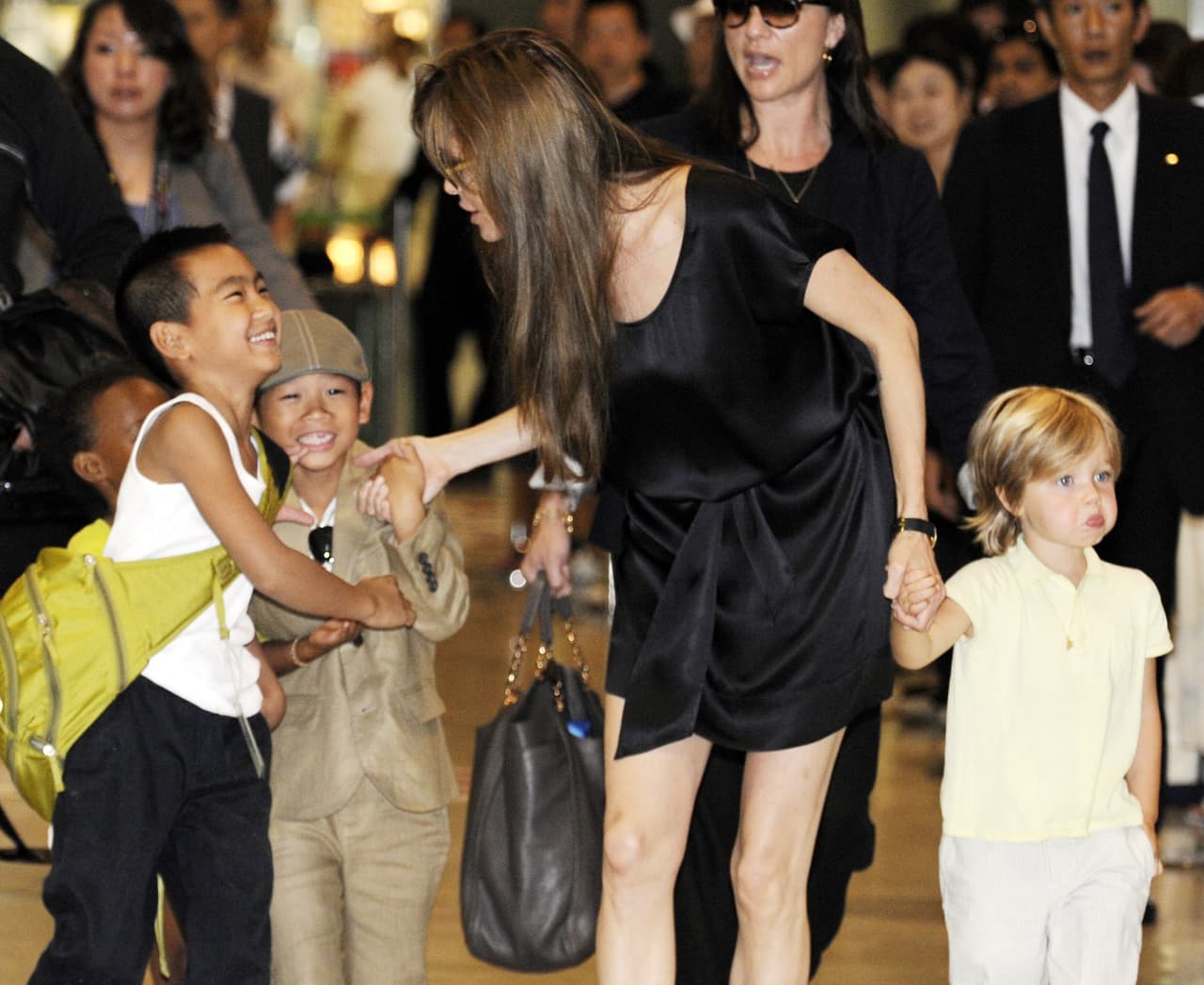 En 2010, Angelina Jolie reveló a Vanity Fair que a su hija Shiloh le gustaba vestirse como niño. "Le gusta vestirse como niño", dijo Jolie sobre su hija. "Ella quiere ser niño. Entonces le tuvimos que cortar el cabello. Le gusta usar todo de niño. Ella piensa que es uno de los hermanos".