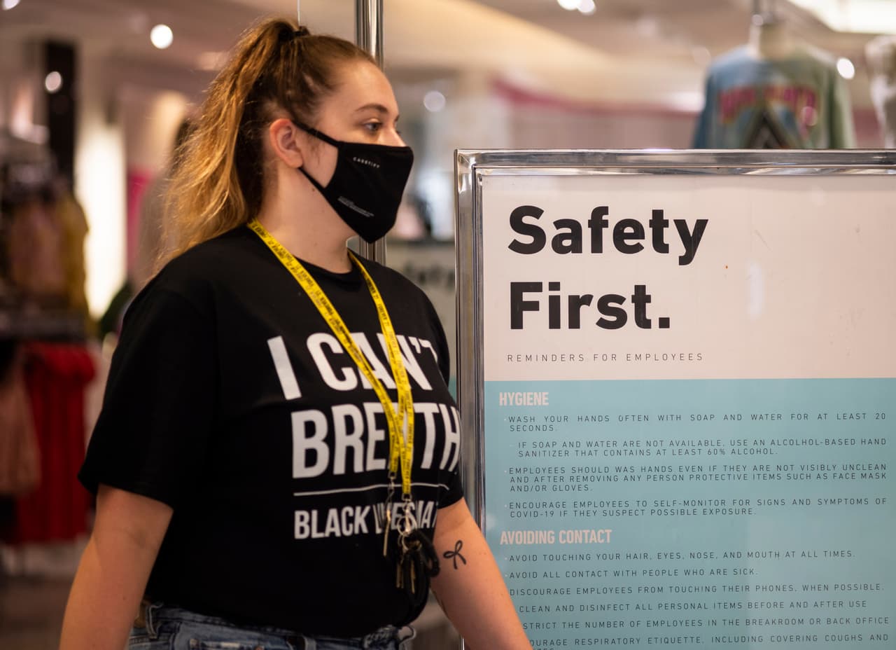 A inicios del 2020 Coresight Research proyectó el cierre de 15,000 tiendas en todo el país, sin embargo, la 
<a href="https://www.businessinsider.com/25000-us-stores-to-close-in-2020-crippling-malls-2020-6" target="_blank">crisis económica</a> generada por el coronavirus está acelerando el proceso de declive económico de otras marcas.