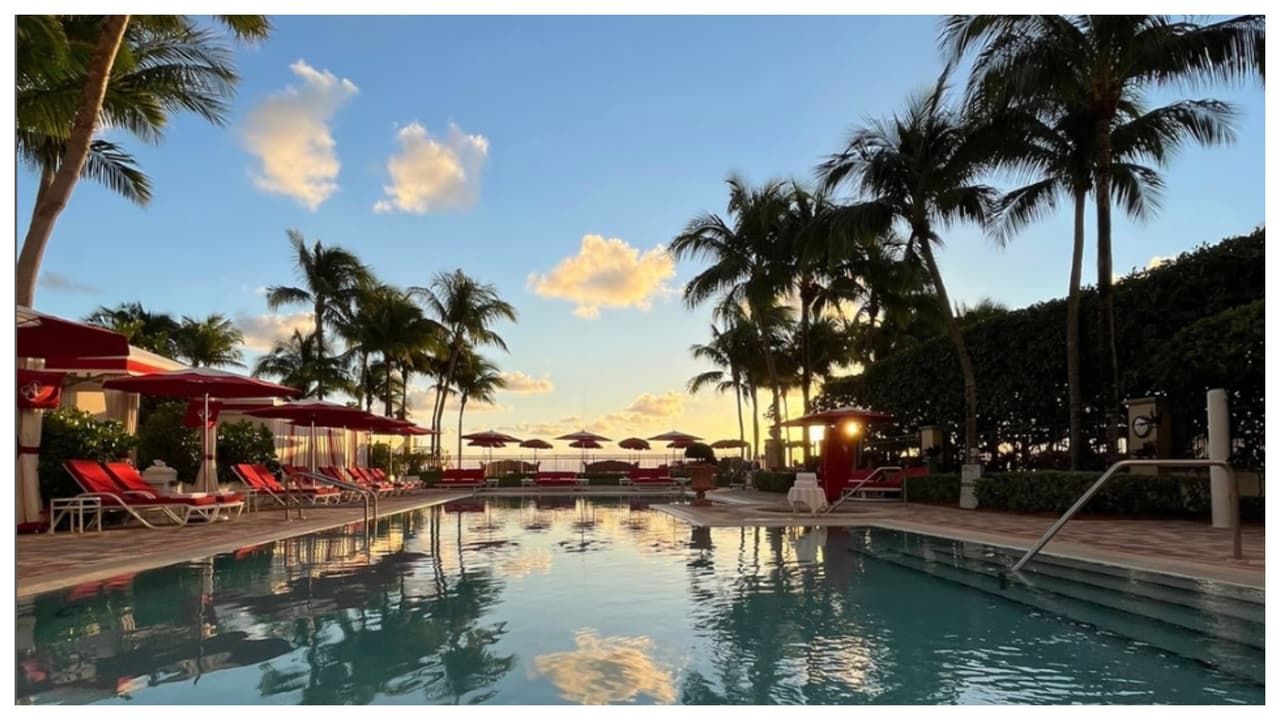 Un mayordomo privado atiende a los huéspedes de las cabañas del Acqualina, que pueden venir acompañadas de una botella de champán, vino, bandejas de quesos y frutas, dependiendo del paquete que uno seleccione. Y, cada hora, se surten con uvas, hielo con sabor, bolitas de sandía, jugos recién exprimido y toallitas aromatizadas.
<br>