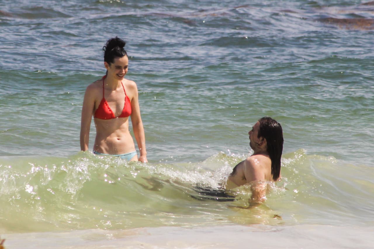 La guapa actriz se dejó ver en bikinazo muy juguetona en las olas del mar de Cancún, México.
