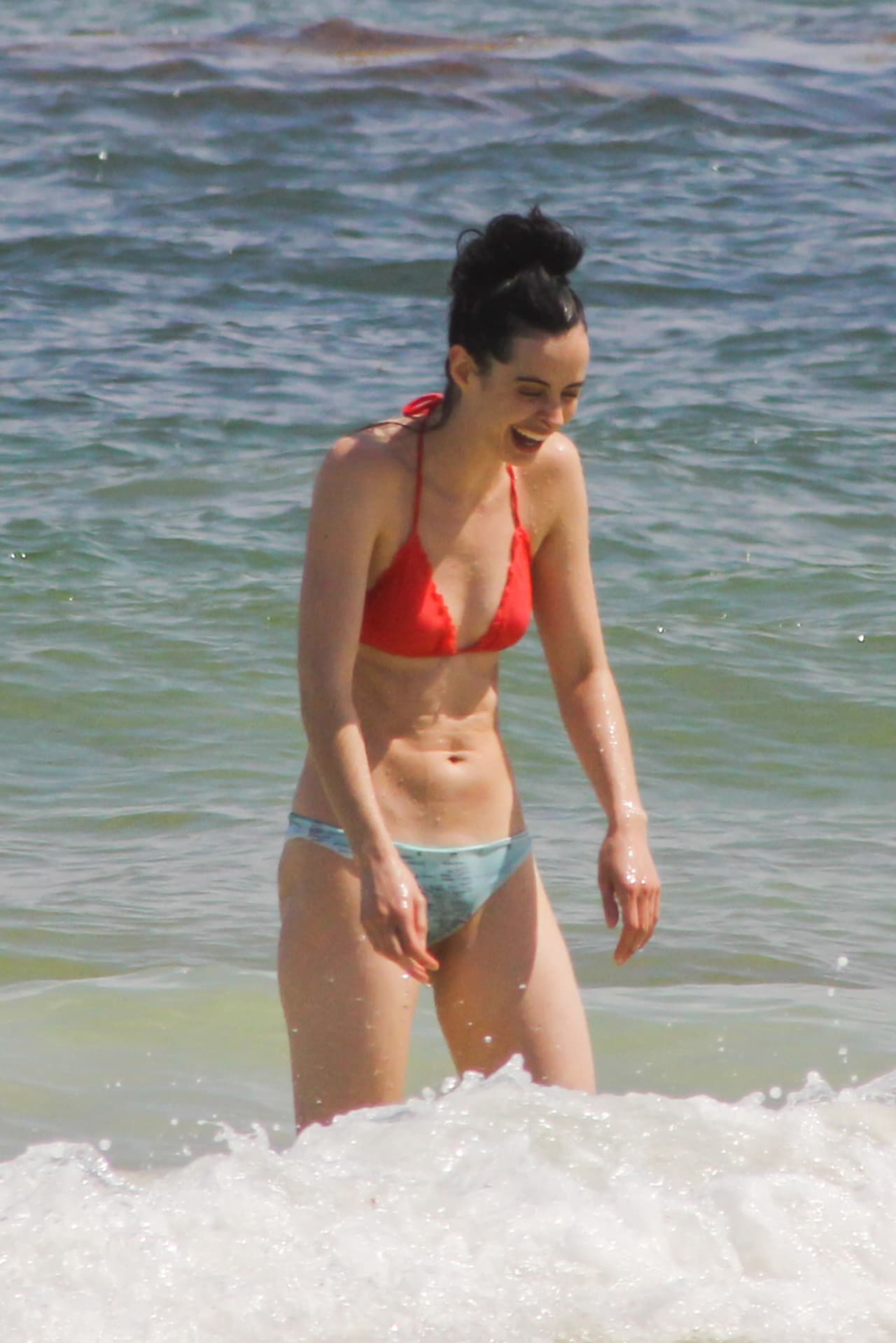 La guapa actriz se dejó ver en bikinazo muy juguetona en las olas del mar de Cancún, México.