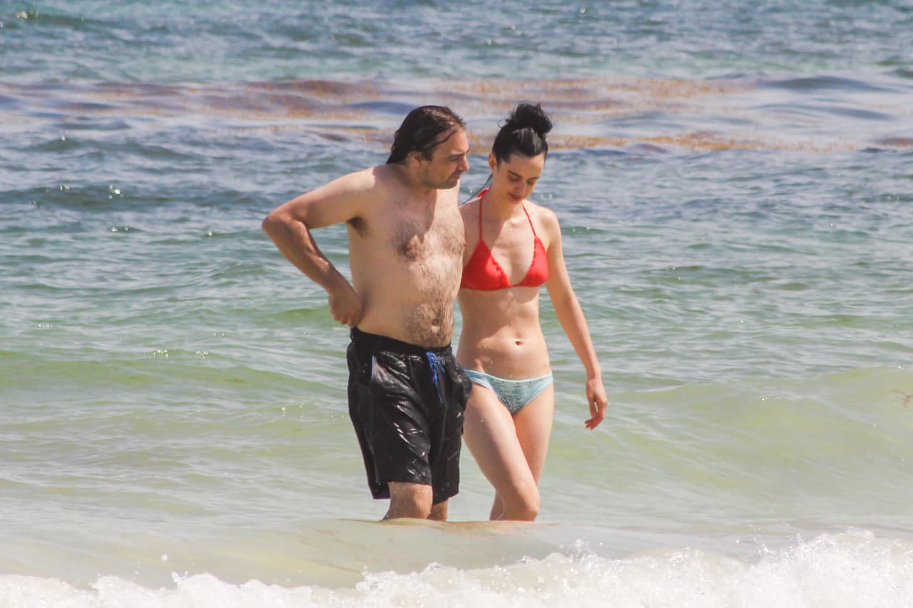 La guapa actriz se dejó ver en bikinazo muy juguetona en las olas del mar de Cancún, México.
