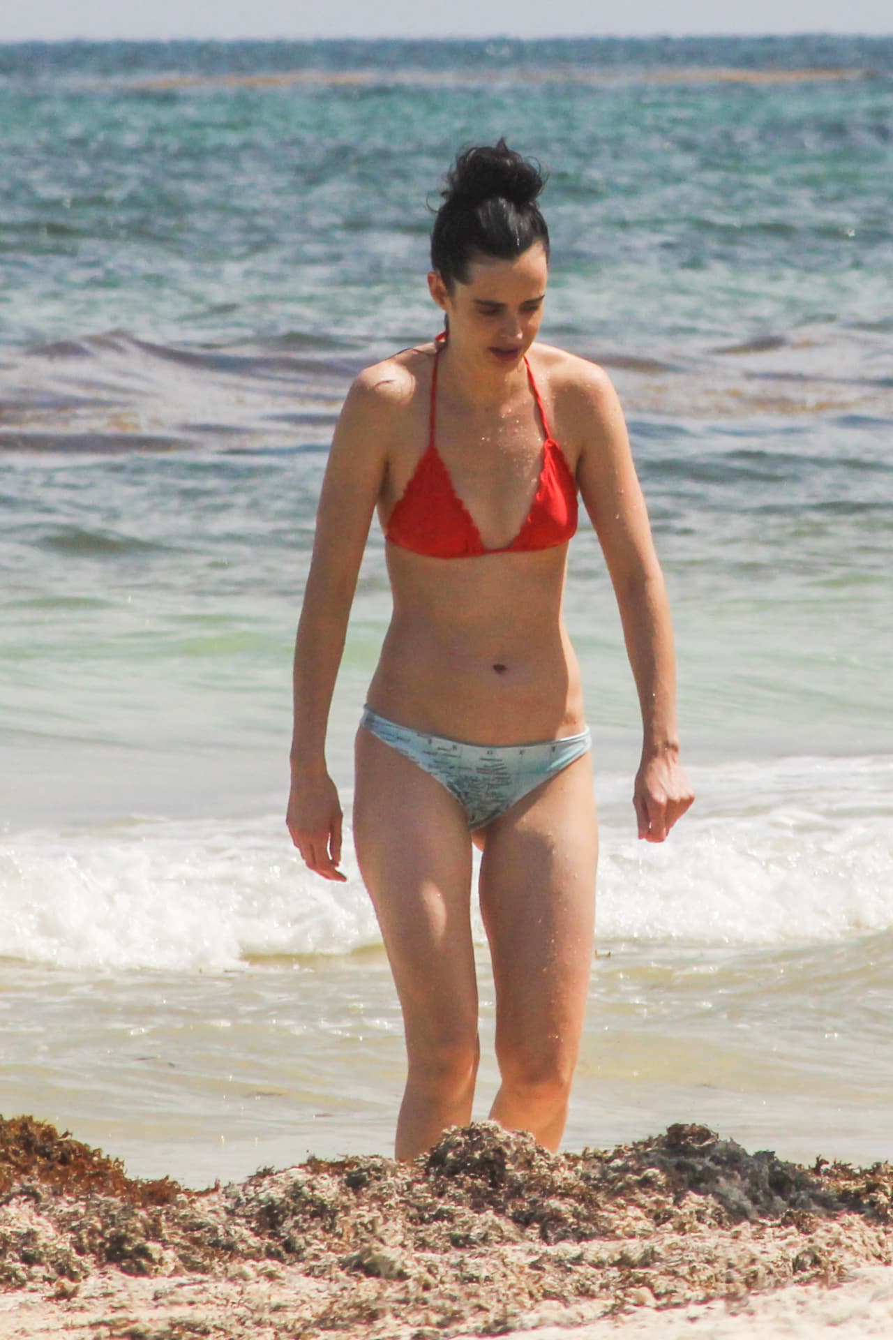 La guapa actriz se dejó ver en bikinazo muy juguetona en las olas del mar de Cancún, México.