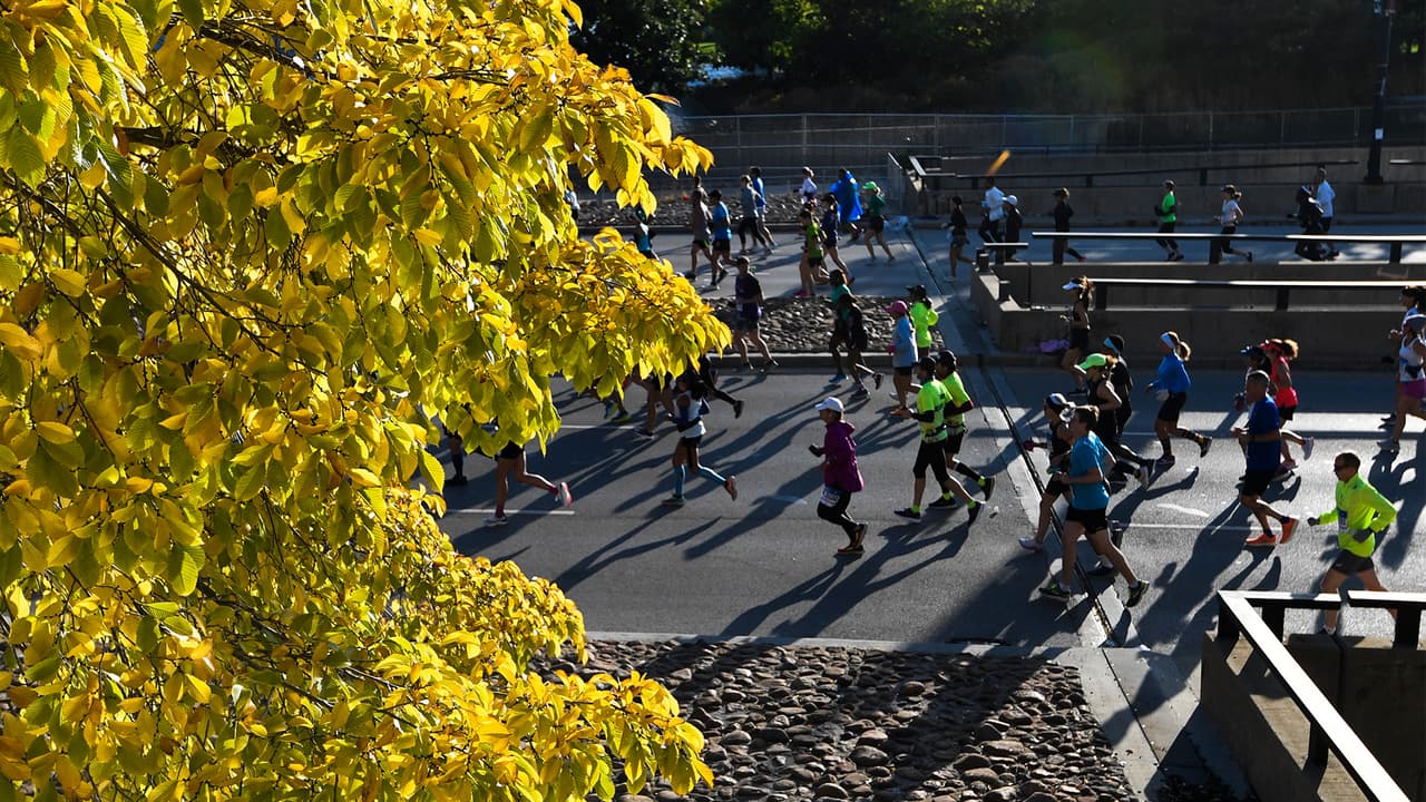 Las oleadas de corredores comenzaron a salir a las 7 a.m. desde el punto de salida en Grant Park. Las tandas de corredores salieron con algunos minutos de distancia.