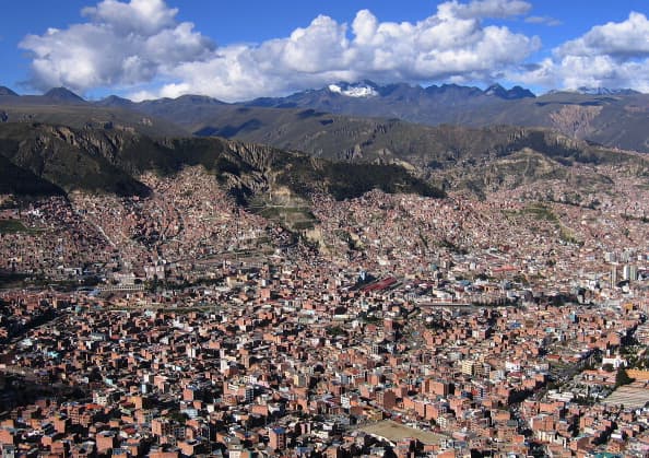 <b>Nacida entre 1400 y 1500.</b> Se cree que la niña habitó una región del altiplano cercana a la ciudad de La Paz. De acuerdo con estudios de datación por radiocarbono que se realizaron a objetos suyos en Estados Unidos, pudo haber nacido entre 1400 y 1500, es decir, 
<b>durante los últimos años del auge Inca. </b>En la imagen, una panorámica de la ciudad de La Paz, Bolivia.