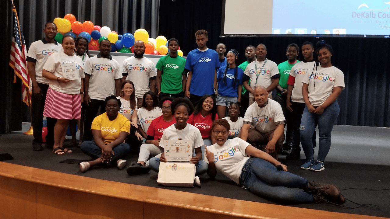 La joven se graduó con honores de la preparatoria Arabia Mountain en el condado de Dekalb y asistirá a la Universidad del Sur de California en otoño. Según la empresa, ella quiere publicar novelas gráficas alternativas y libros de historietas en el futuro.