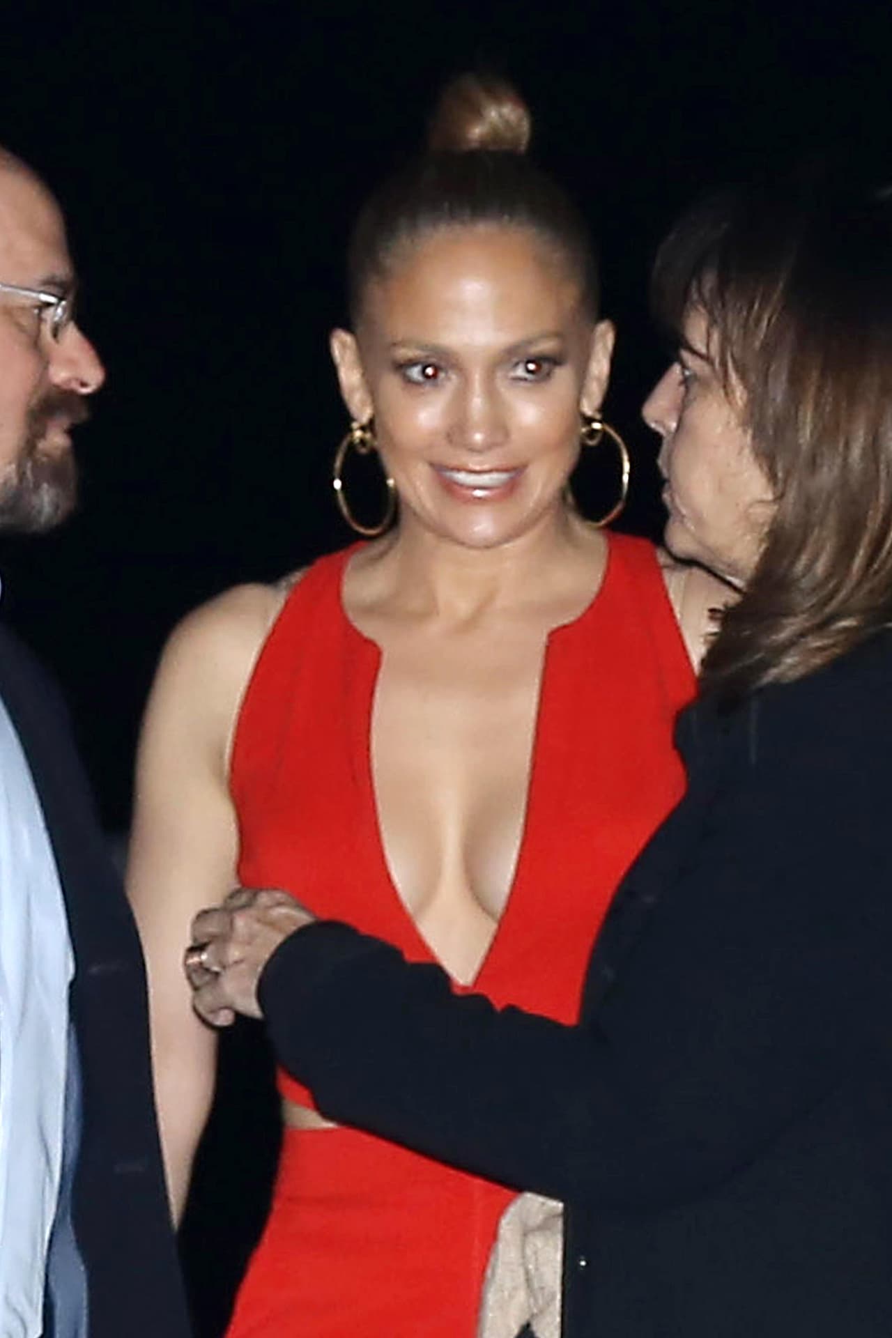 ¡Qué tamaño de escote el que se trae esta hermosa mujer!