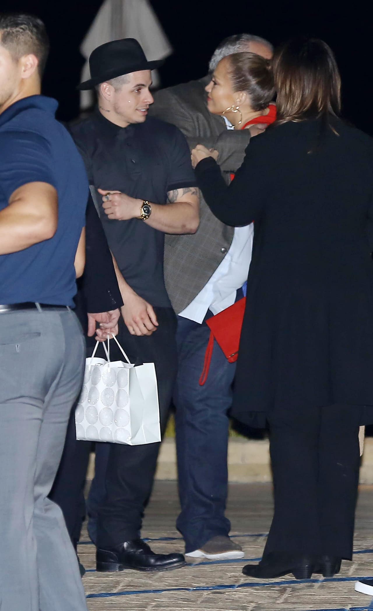 Como era de esperarse su novio Casper ya no la suelta ni a sol, ni a sombra.