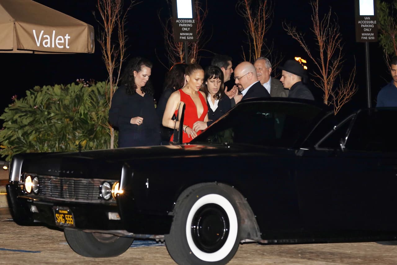 Jennifer nunca pasa desapercibida, y ya sea con un gran escote, un vestido de noche o su sonrisa, ella deslumbra en todas partes.