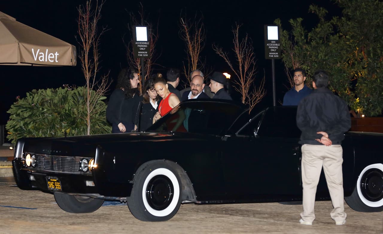 Pero además del tremendo atuendo que llevaba, se fue en un coche clásico de súper lujo.