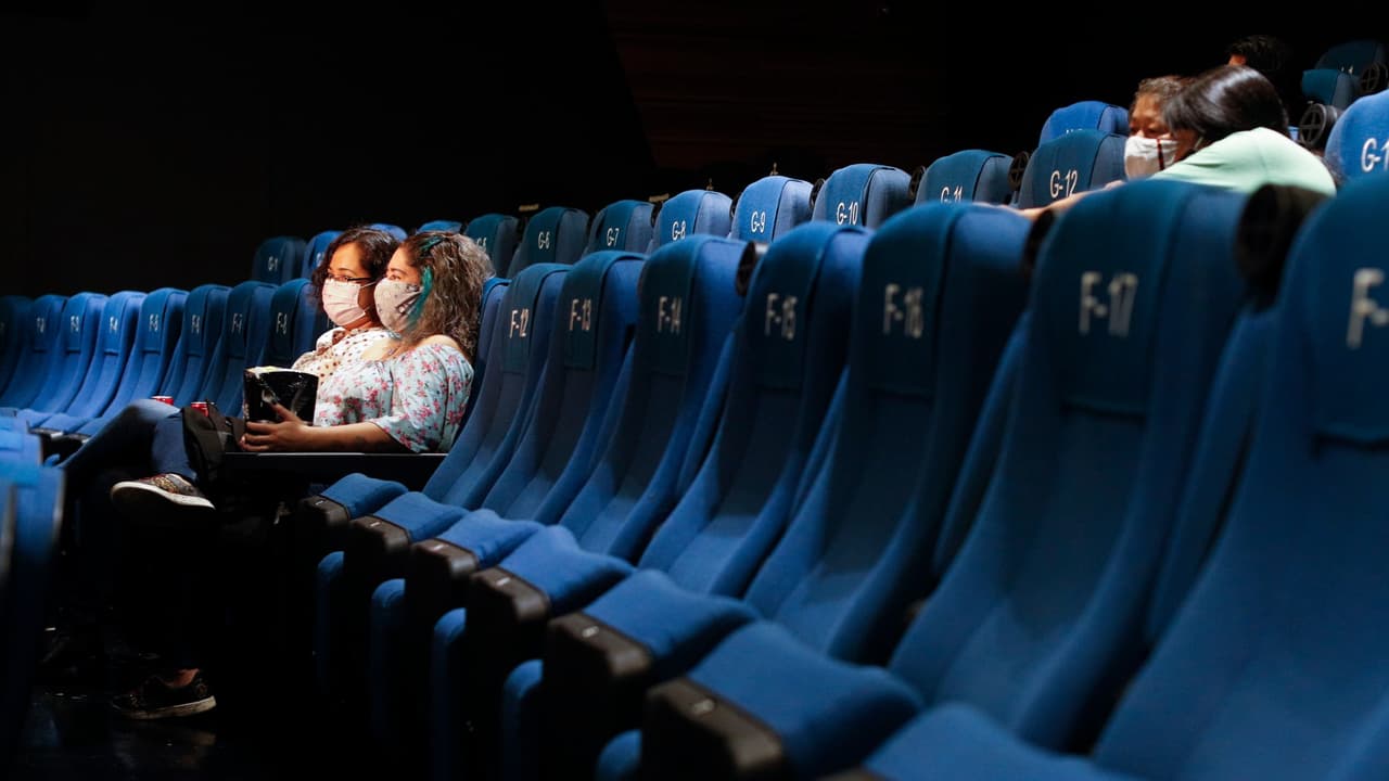 <b>17.- El año en que la meca del cine apagó las marquesinas</b>
<br>Por nueve meses consecutivos las salas de cine de Los Ángeles han permanecido apagadas. La industria del cine y de la distribución de películas tradicional, evolucionó a estrenos vía internet. Si bien , parte de la industria del cine y la televisión no paró por completo, las salas de cine y los teatros han permanecido cerrados, ya que representan un riesgo de propagación del virus.
<br>